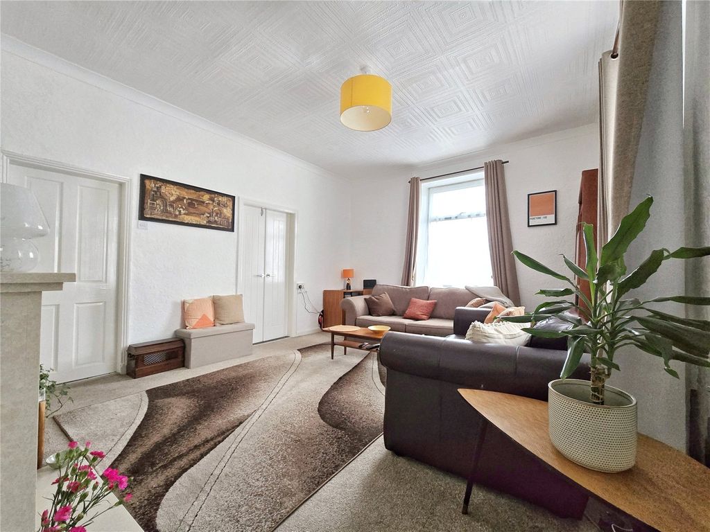 Property photo 3 of 16 Spacious Living Room