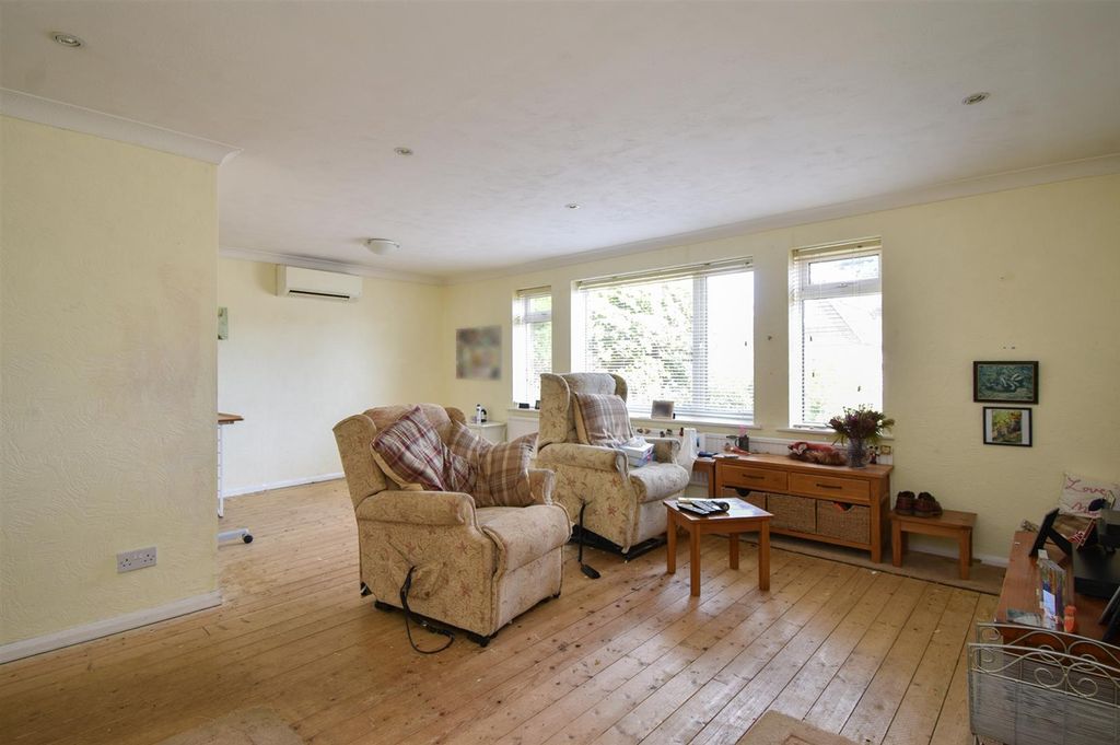 Property photo 3 of 19 Living Room