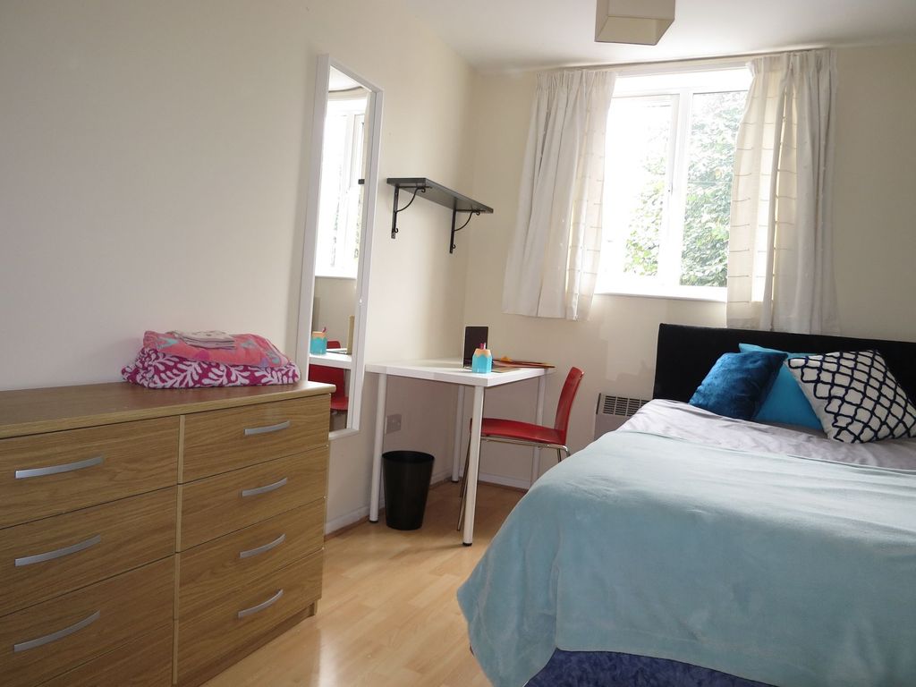 Property photo 1 of 31 Bright, Tidy Bedroom With A Comfortable Double Bed...
