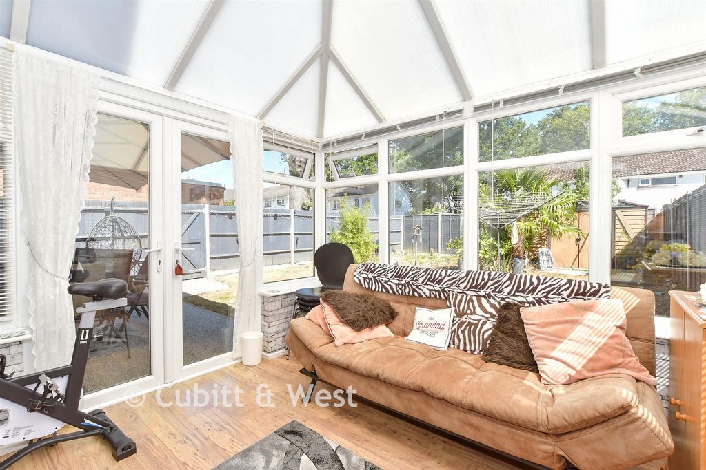 Property photo 3 of 17 Conservatory