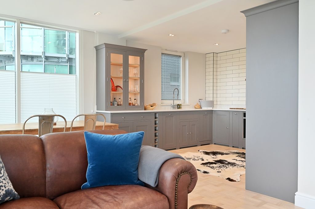 Property photo 3 of 14 30-Halcyon-Wharf (5)