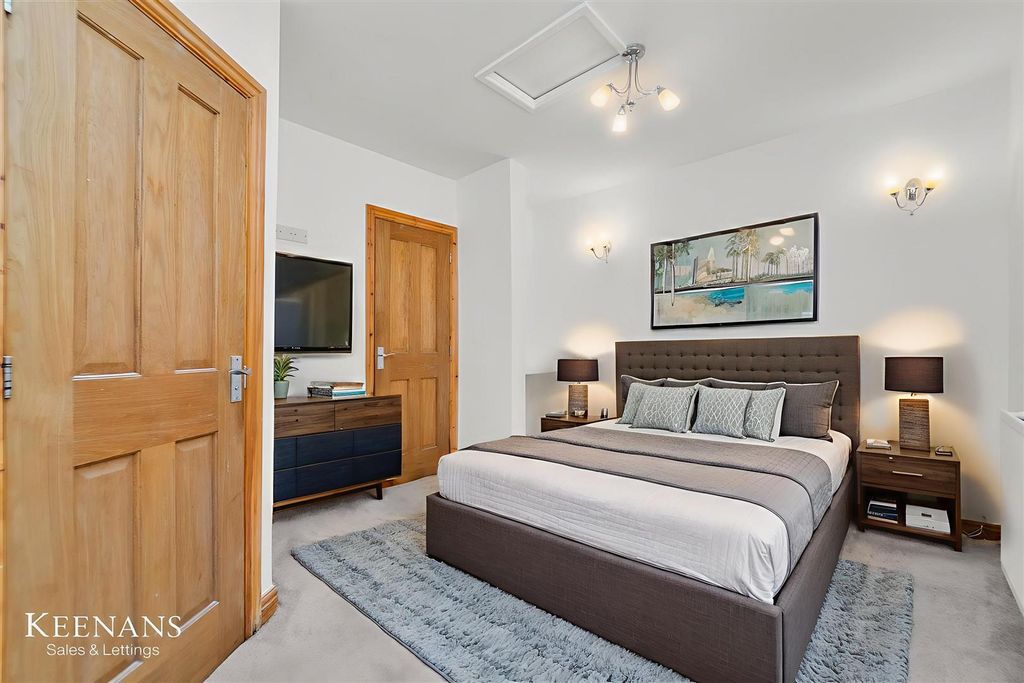 Property photo 2 of 22 Aizmj4G_Ouwkvgtyhjg8Aa - Bedroom - Modern - 2.Jpg