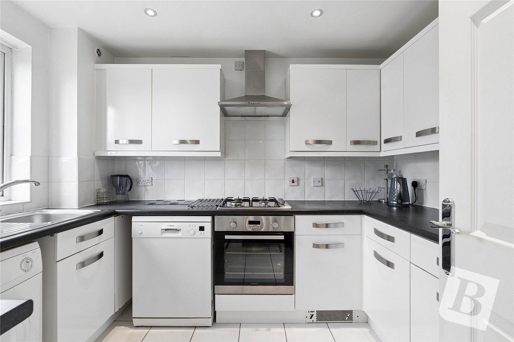 Property photo 3 of 11 Kitchen