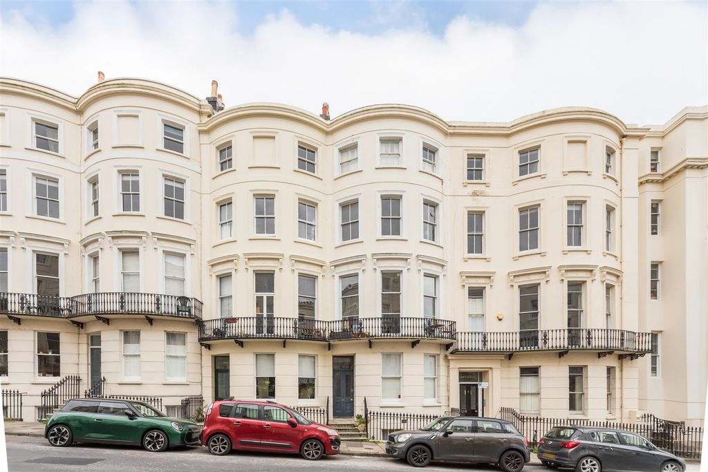 Property photo 1 of 16 4 Eaton Place-1.Jpg