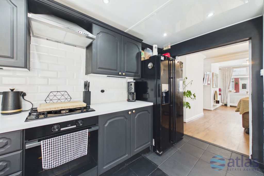 Property photo 3 of 18 Kitchen