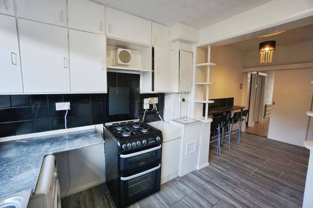 Property photo 3 of 20 Kitchen