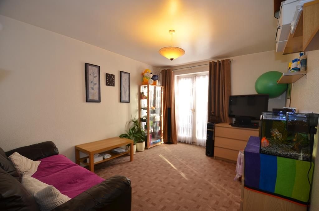 Property photo 2 of 8 Lounge