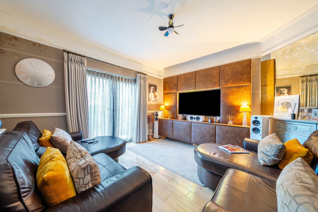 Property photo 2 of 35 1508037-11-6A8Db2...