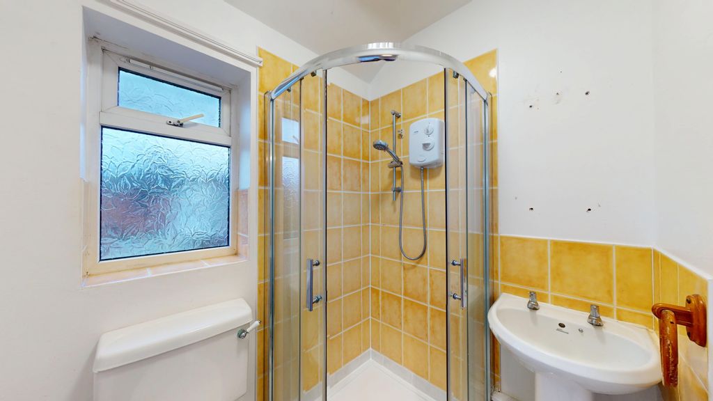Property photo 2 of 6 En-Suite - Angle 1