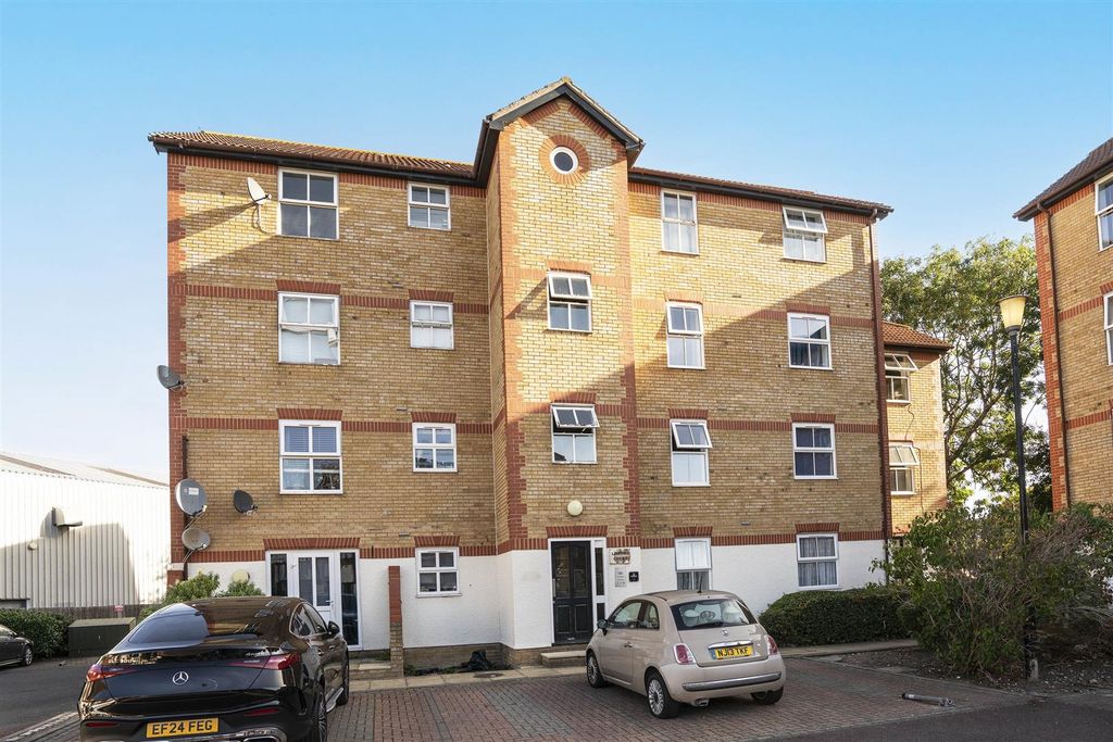Property photo 1 of 11 3 Linford Court, Appleton Square, Mitcham External