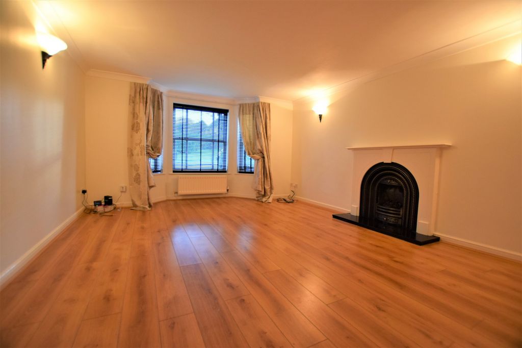 Property photo 3 of 15 Lounge