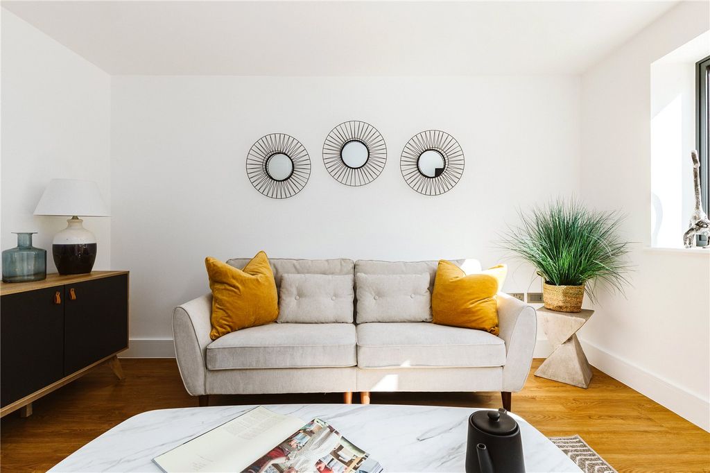 Property photo 2 of 7 Show Home