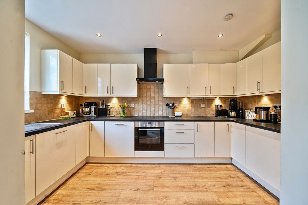 Property photo 3 of 16 Picture No. 12