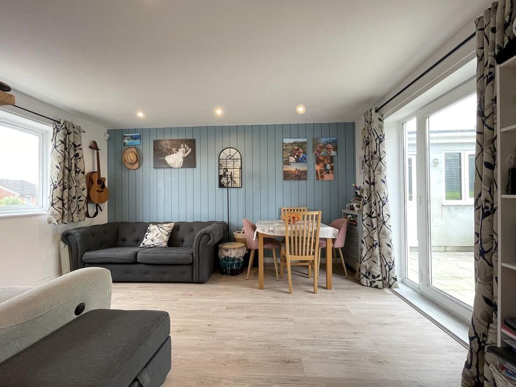 Property photo 2 of 18 Yealmpstone Close 20 - Living Room Front.Jpg