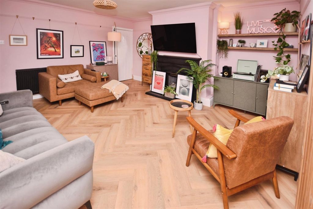 Property photo 2 of 12 Lounge