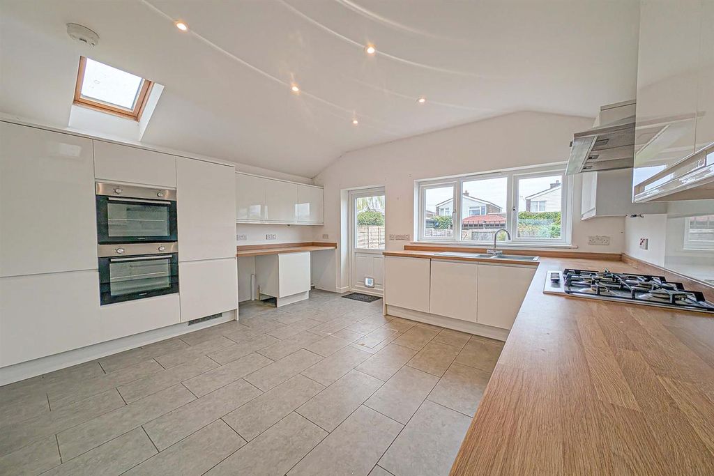 Property photo 3 of 16 Pxl_20260401_151412226 Kit.Jpg