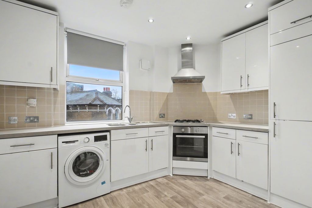 Property photo 3 of 9 3.Kitchen.Jpg