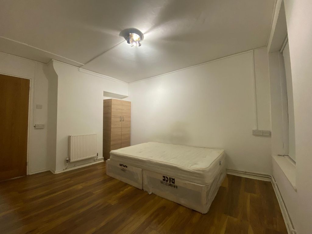 Property photo 1 of 8 Large Double Room To Rent In Shared Flat