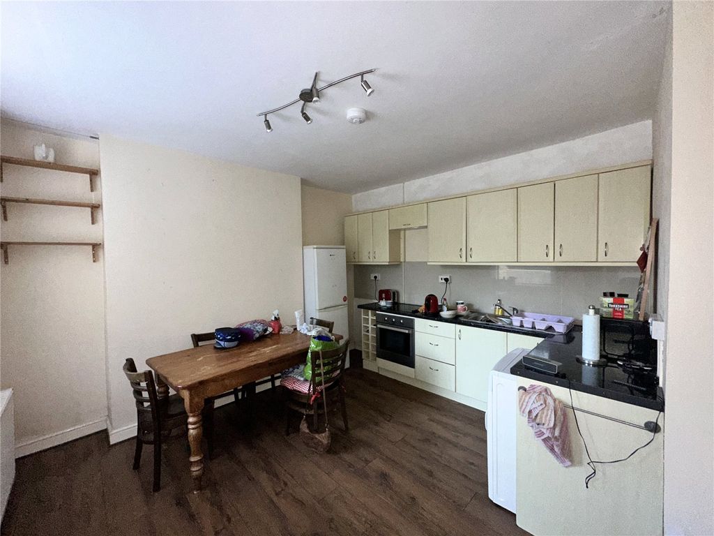 Property photo 2 of 7 Kitchen/Lounge