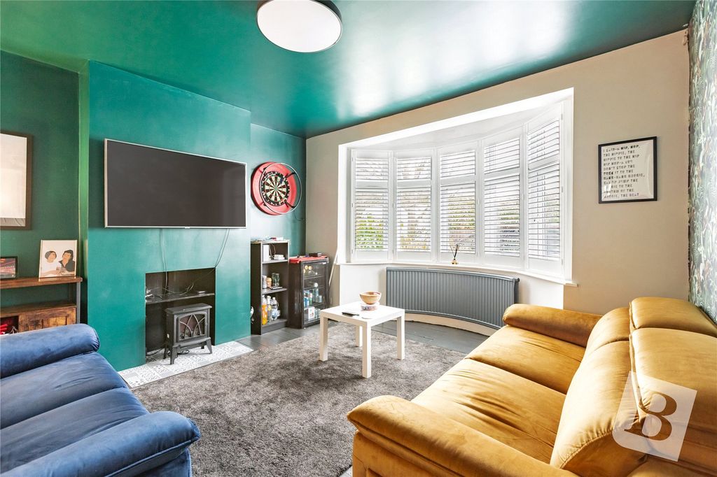 Property photo 3 of 19 Living Room