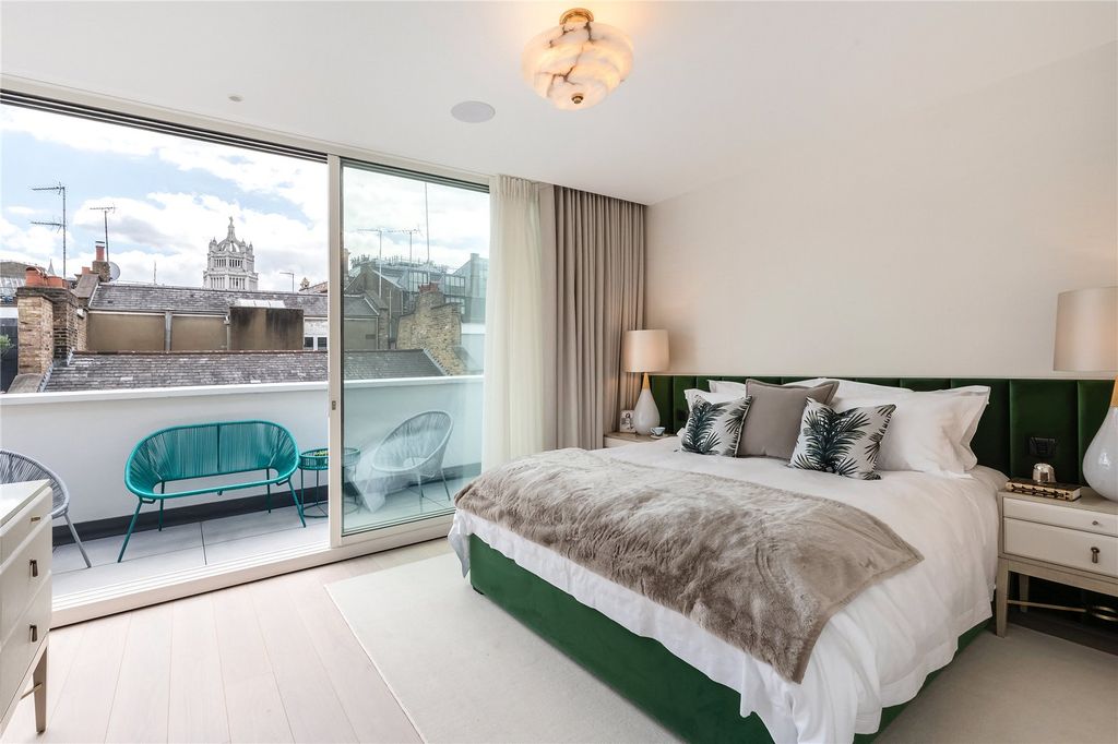 Property photo 2 of 26 Bedroom