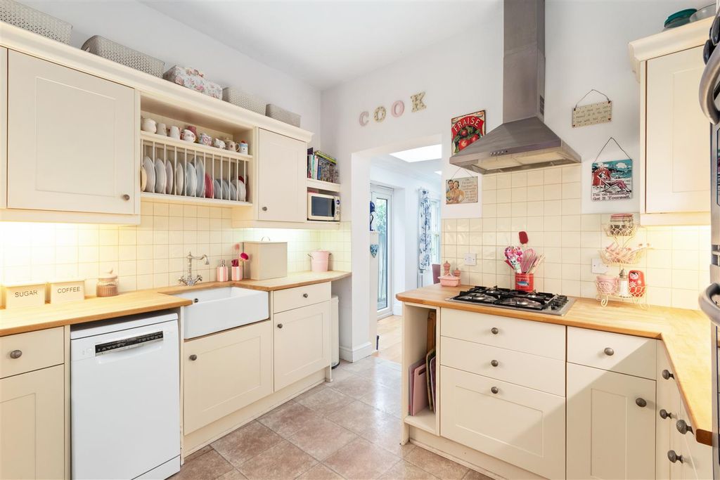 Property photo 3 of 18 Kitchen