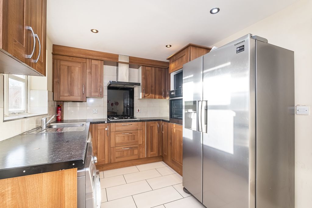 Property photo 2 of 10 Kitchen