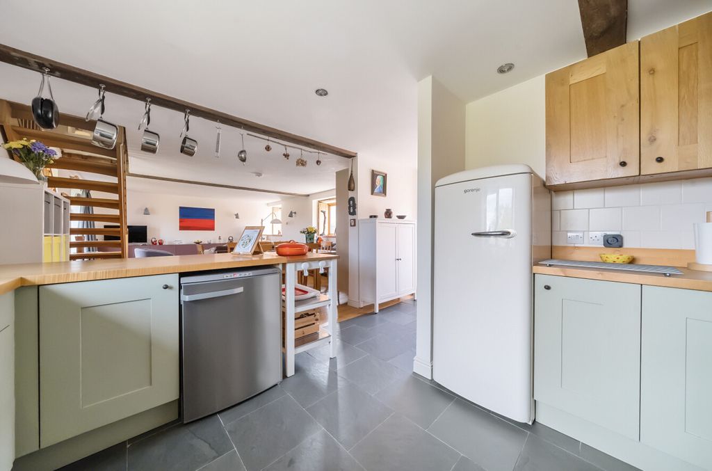 Property photo 3 of 19 Kitchen