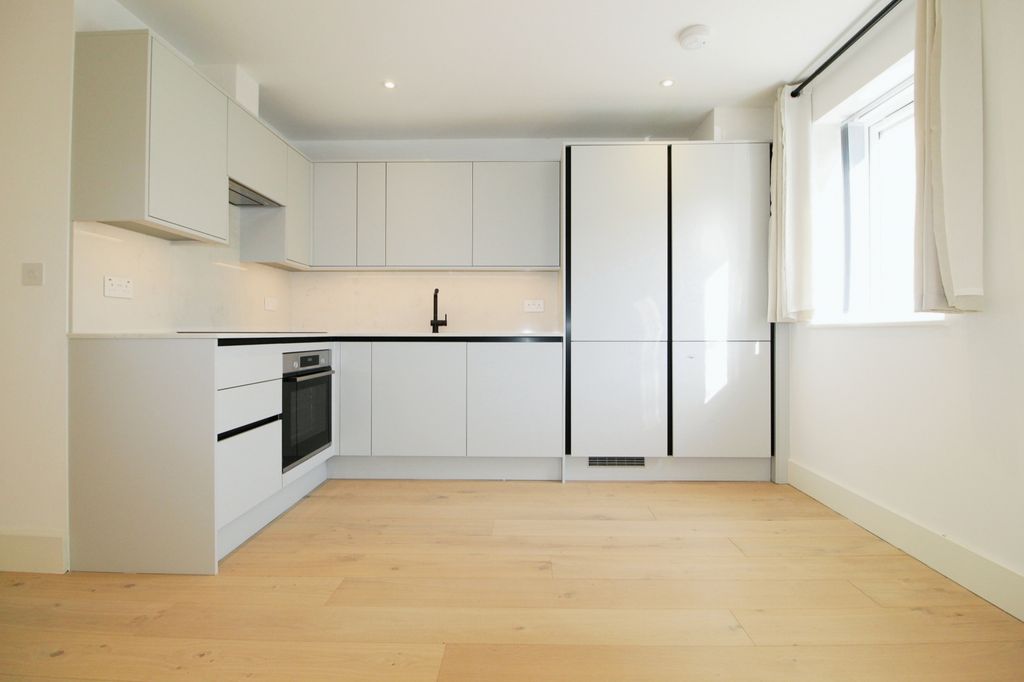 Property photo 1 of 11 One Double Bedroom First Floor Flat To Rent