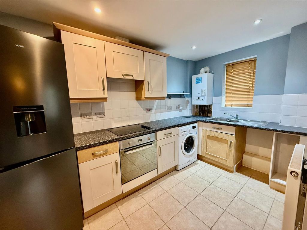 Property photo 3 of 8 Kitchen