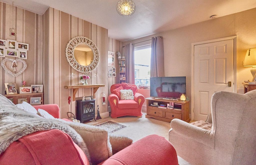 Property photo 3 of 13 Lounge