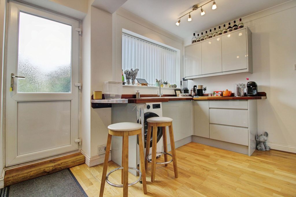 Property photo 3 of 14 Kitchen