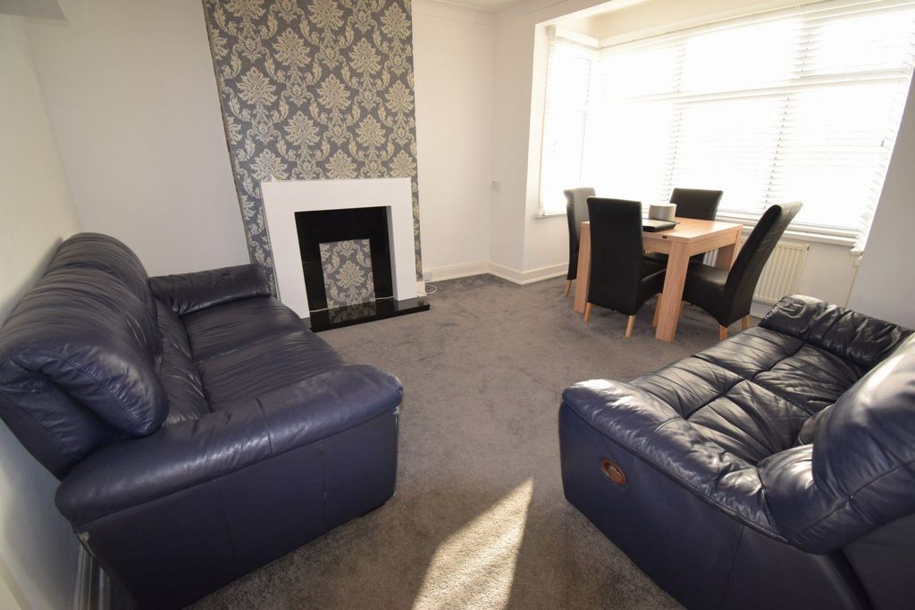 Property photo 1 of 10 Two/Three Bedroom First Floor Flat Top Of The Shop Rainham Road South