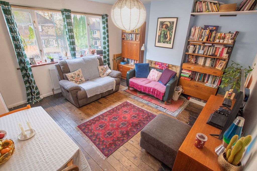 Property photo 3 of 12 Lounge