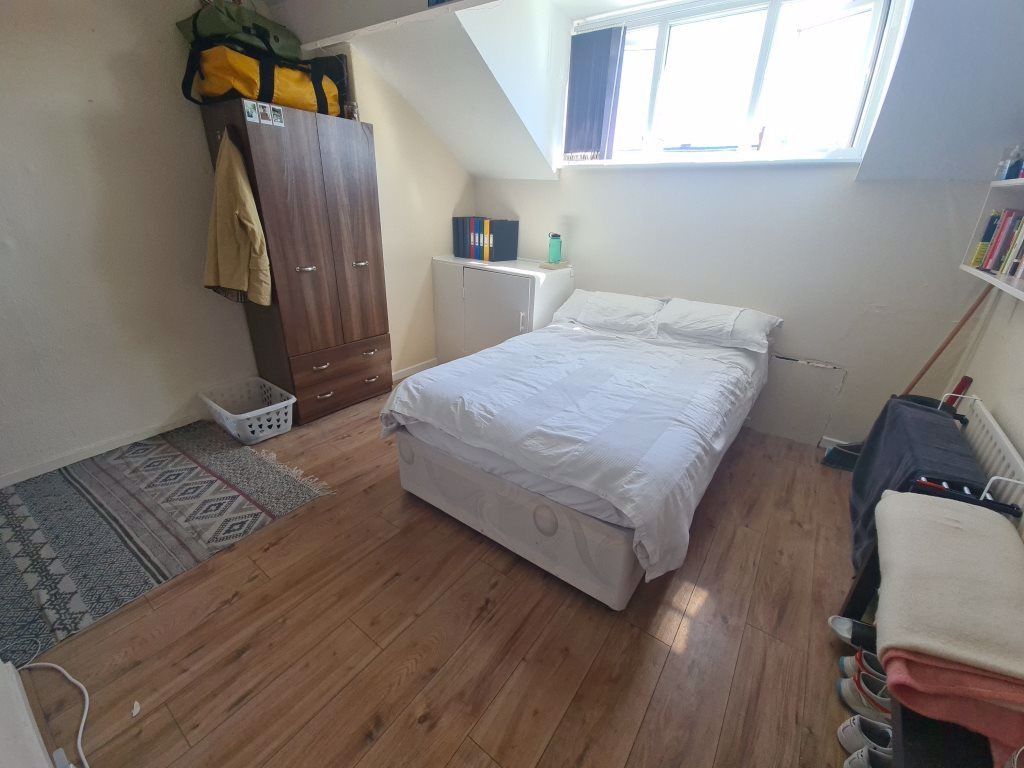 Property photo 2 of 13 A Bright And Spacious Master Bedroom Featuring A c...