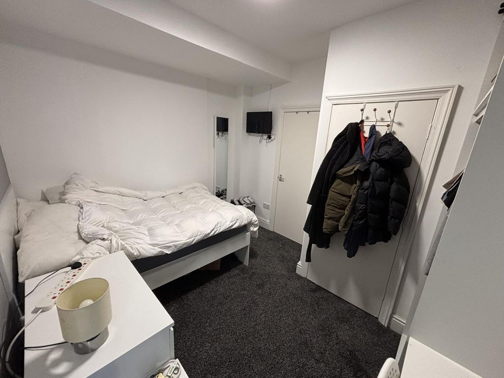 Property photo 3 of 17 A Cozy Bedroom Featuring A Double Bed With White B...