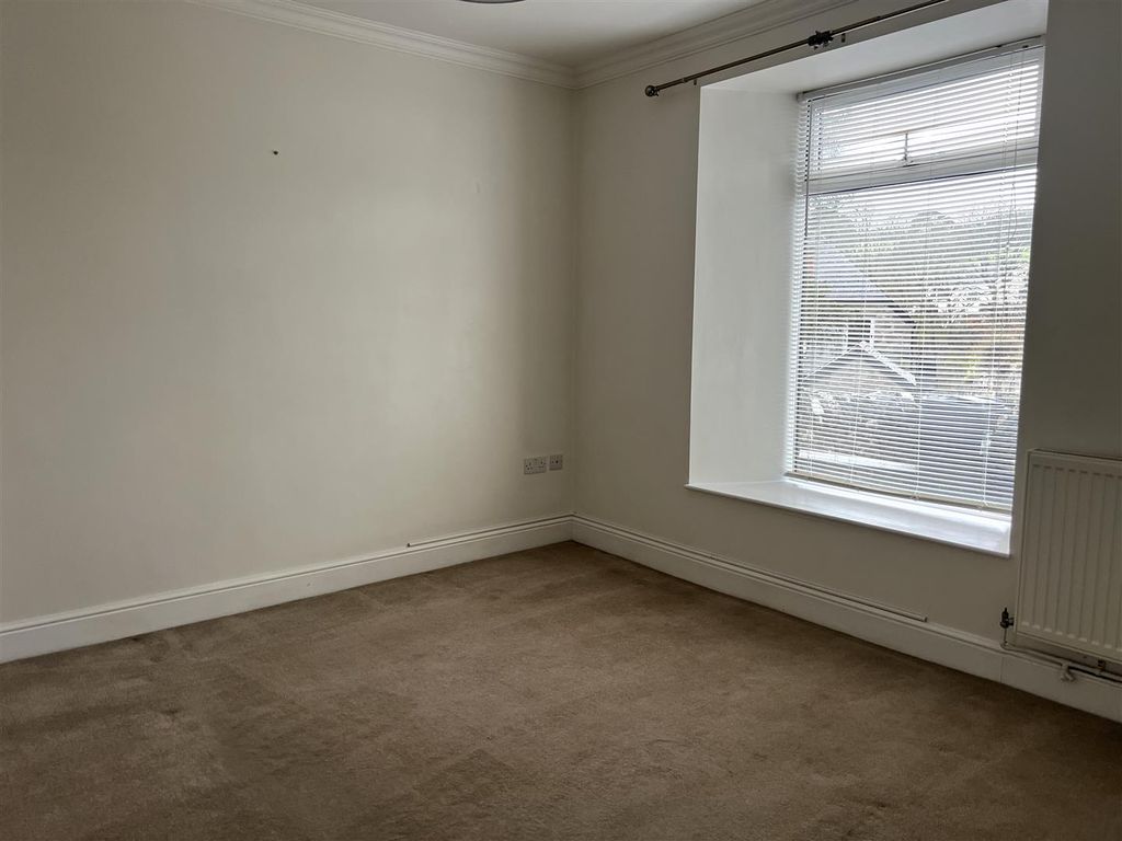 Property photo 3 of 17 Lounge