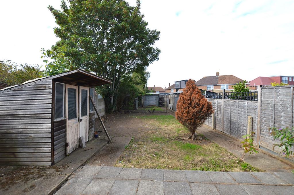 Property photo 3 of 10 56 Meadow Road Garden.Jpg