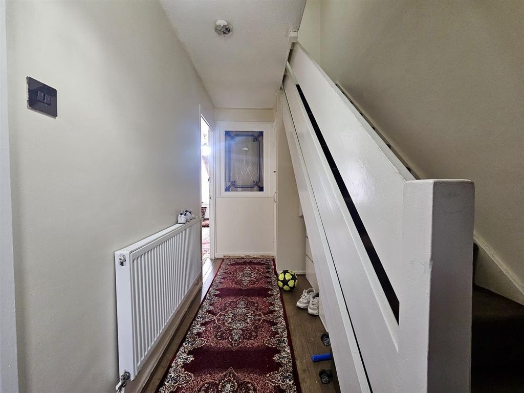 Property photo 2 of 11 Hallway