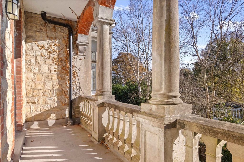 Property photo 2 of 11 Balcony