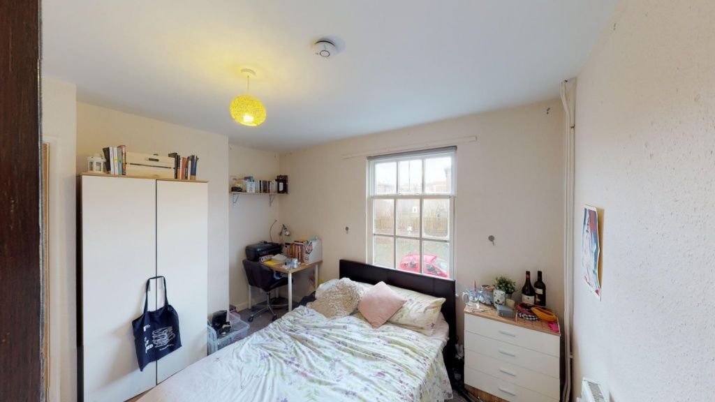 Property photo 3 of 12 Bright And Cozy Double Bedroom Featuring A Large W...