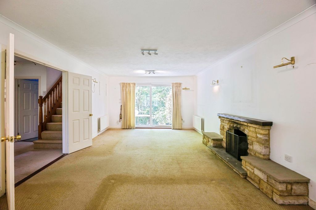 Property photo 2 of 17 Lounge