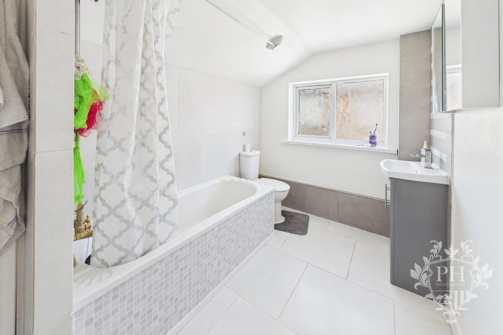 Property photo 3 of 10 Bathroom