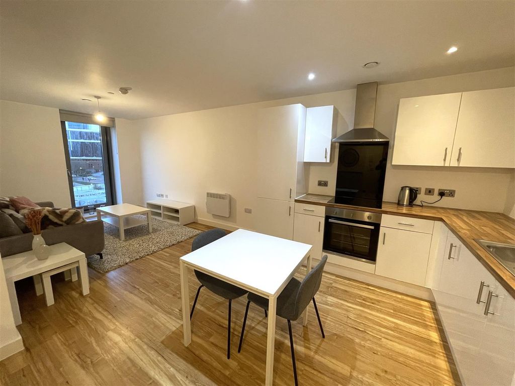 Property photo 1 of 8 Kitchen/Lounge