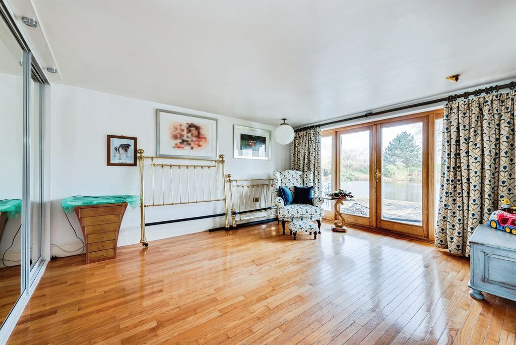 Property photo 3 of 24