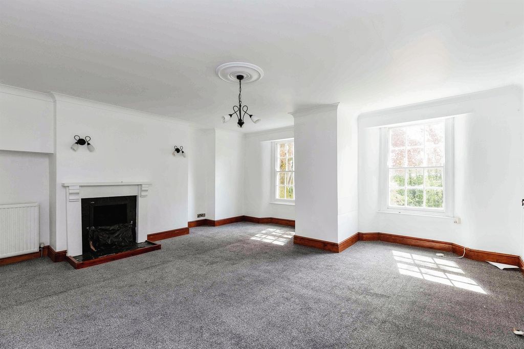 Property photo 2 of 11 Living Room