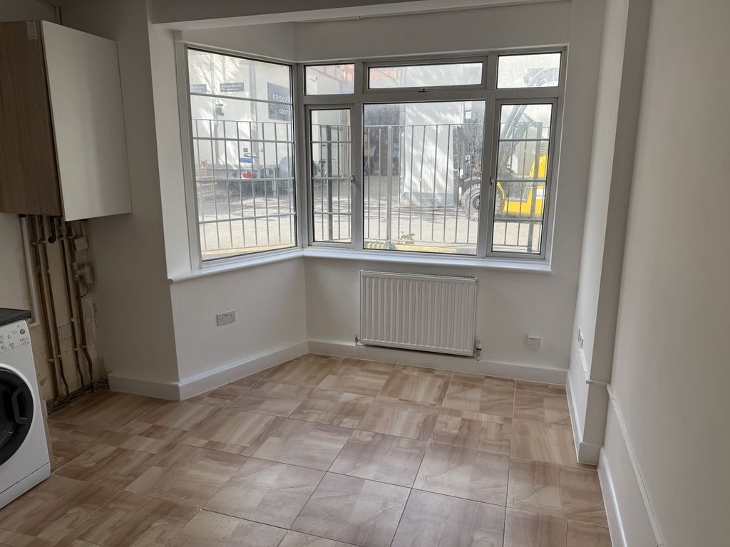 Property photo 1 of 8 2 Bed Flat To Rent Crest Court, London Nw4