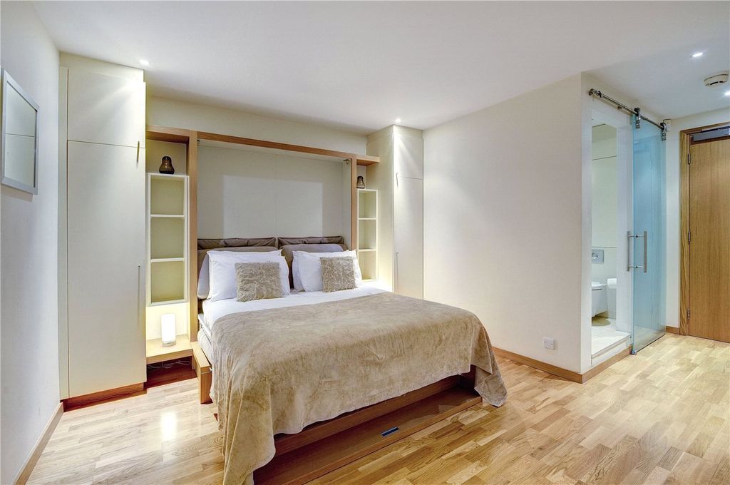 Property photo 3 of 9 Bedroom