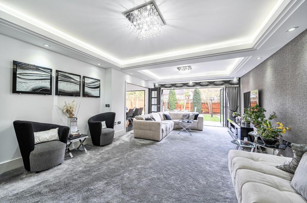 Property photo 2 of 17 Davidson Frost-Wellings, Julius Caesar Way, Living