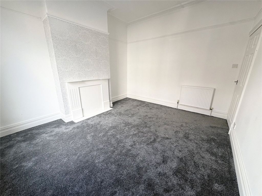Property photo 3 of 13 Lounge